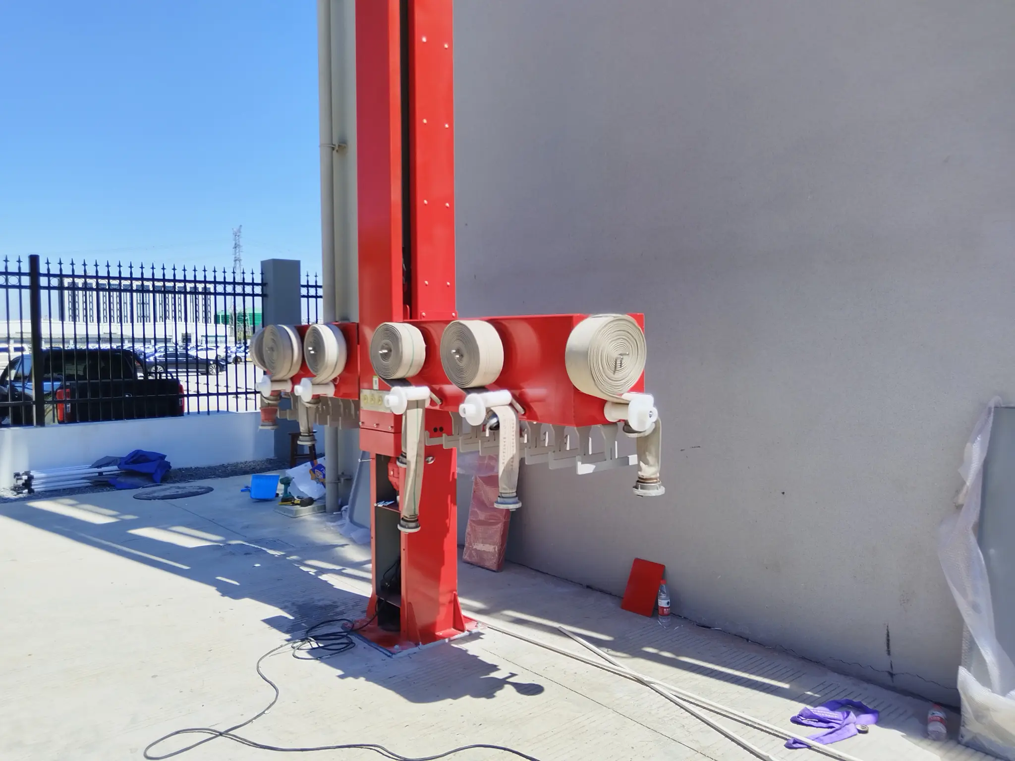 Loading hoses into stations